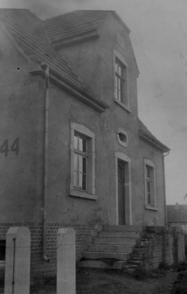 Mit der alten Nummer des Schuppens: Nr. 44